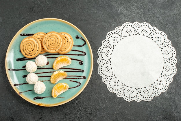 Foto grátis biscoitos de açúcar com balas de coco no fundo cinza.