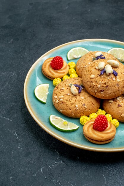 Biscoitos de açúcar com rodelas de limão na superfície cinza torta biscoitos biscoito bolo doce