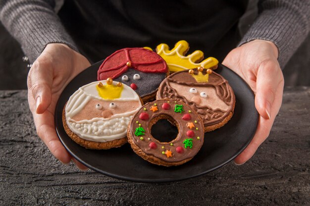 Foto grátis biscoitos de alta vista com rostos sobremesa feliz epifania