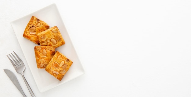 Biscoitos de amêndoa e talheres copiam espaço