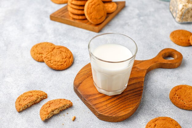 Biscoitos de aveia caseiros com um copo de leite.