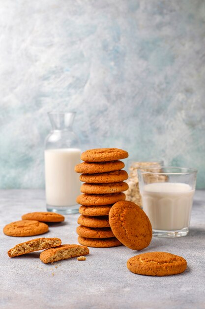 Biscoitos de aveia caseiros com um copo de leite.