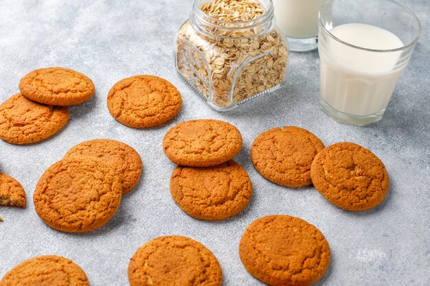 Biscoitos de aveia caseiros com um copo de leite.