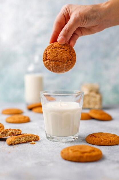 Biscoitos de aveia caseiros com um copo de leite.