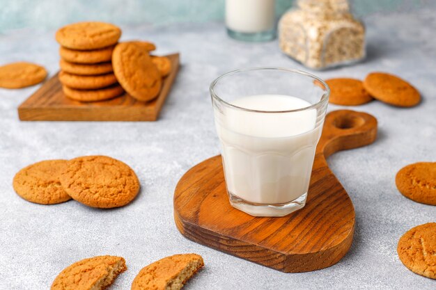 Biscoitos de aveia caseiros com um copo de leite.