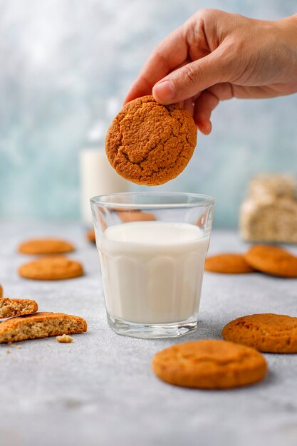 Biscoitos de aveia caseiros com um copo de leite.