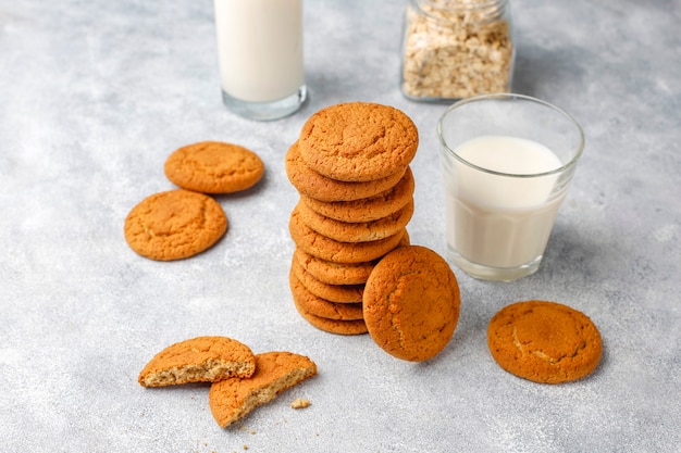 Biscoitos de aveia caseiros com um copo de leite.