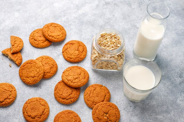 Biscoitos de aveia caseiros com um copo de leite.