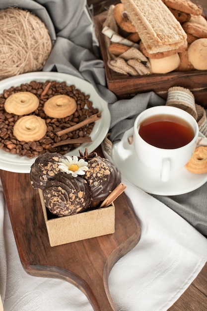 Biscoitos de aveia e chocolate com uma xícara de chá