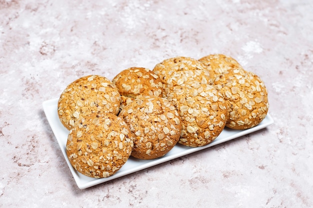 Biscoitos de aveia estilo americano sobre fundo claro de concreto.