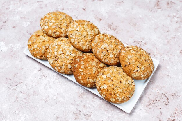 Biscoitos de aveia estilo americano sobre fundo claro de concreto.