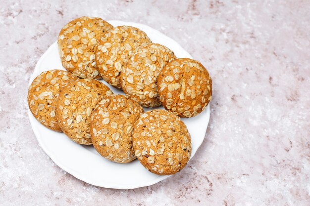 Biscoitos de aveia estilo americano sobre fundo claro de concreto.