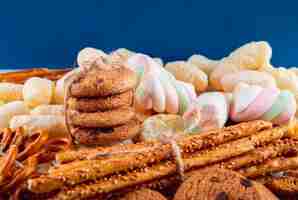 Foto grátis biscoitos de aveia vista frontal com chocolate em um monte com bagelsticks bagels e flocos de milho