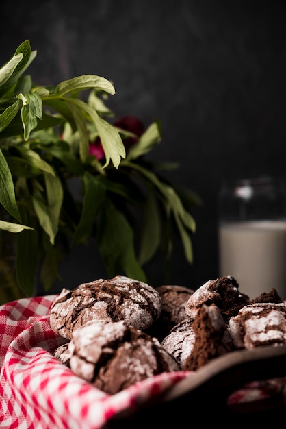 Foto grátis biscoitos de chocolate caseiros de close-up em cima da mesa