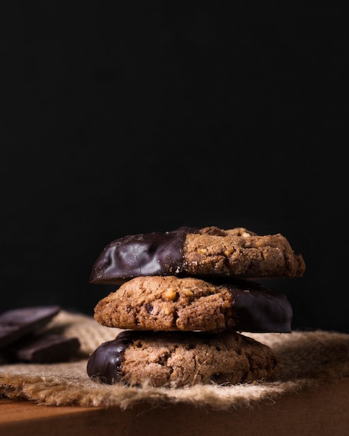 Biscoitos de chocolate close-up prontos para serem servidos