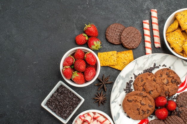 Biscoitos de chocolate com doces e frutas