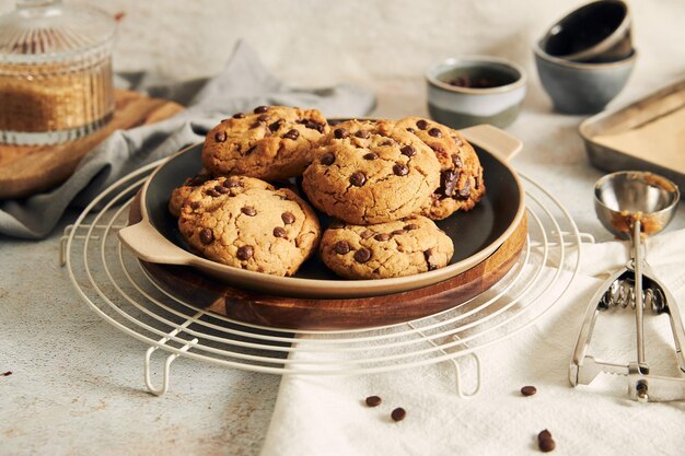 Biscoitos de chocolate com grade em uma mesa branca