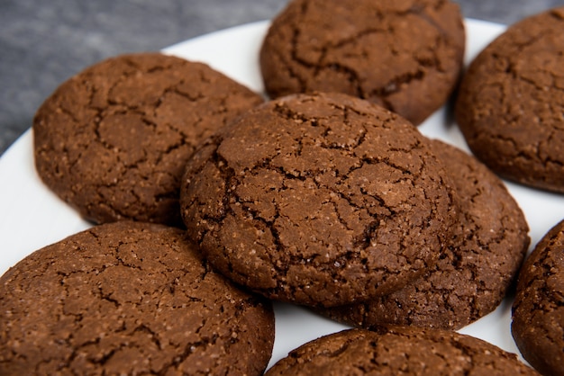 Biscoitos de chocolate doce no prato