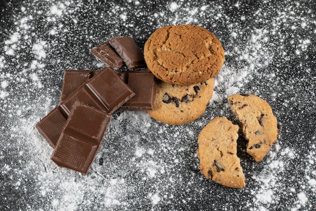 Foto grátis biscoitos de chocolate e aveia amargos