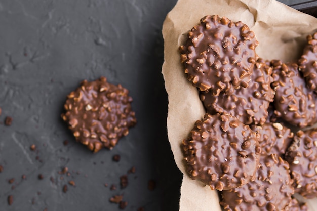 Biscoitos de chocolate em papel ofício