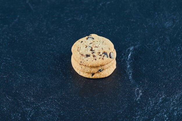 Biscoitos de chocolate em superfície de mármore