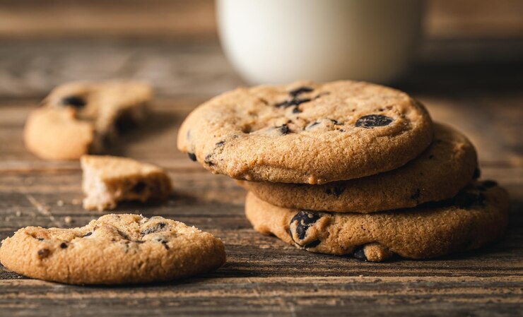 Foto grátis biscoitos de chocolate fecham em um fundo de madeira