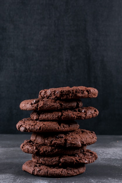 Biscoitos de chocolate na mesa escura