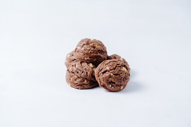Biscoitos de chocolate recheados com amendoim