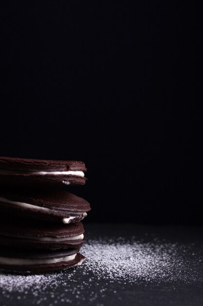 biscoitos de chocolate saborosos com fundo preto