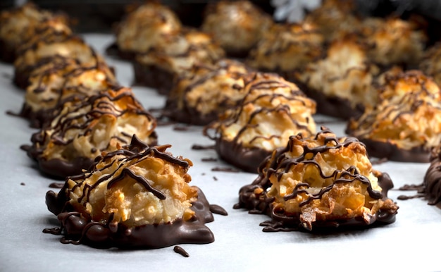 Biscoitos de coco em chocolate em fundo branco doces caseiros