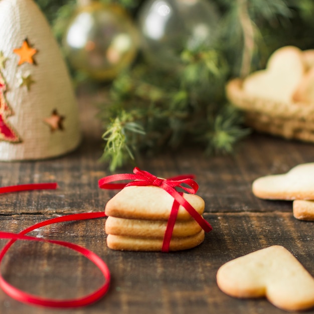 Biscoitos de coração com fita vermelha