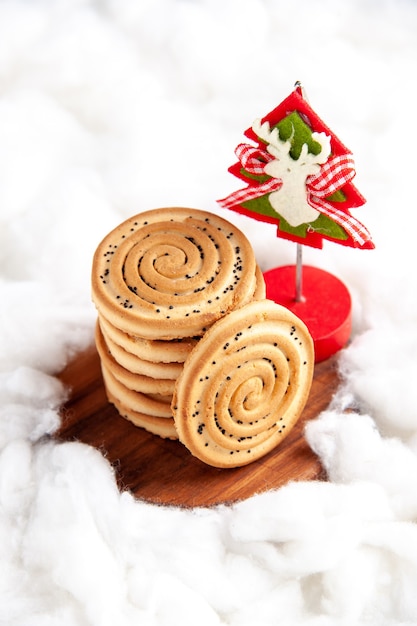 Biscoitos de frente empilhados uns sobre os outros, detalhes de natal em fundo branco