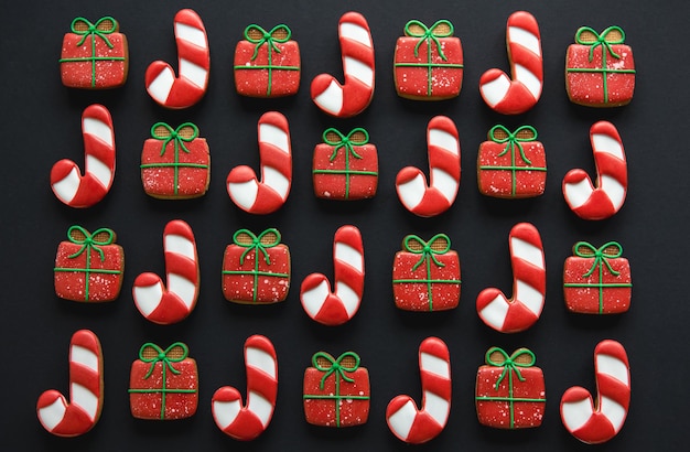 Foto grátis biscoitos de gengibre artesanais de natal cobertos com glacê multicolorido