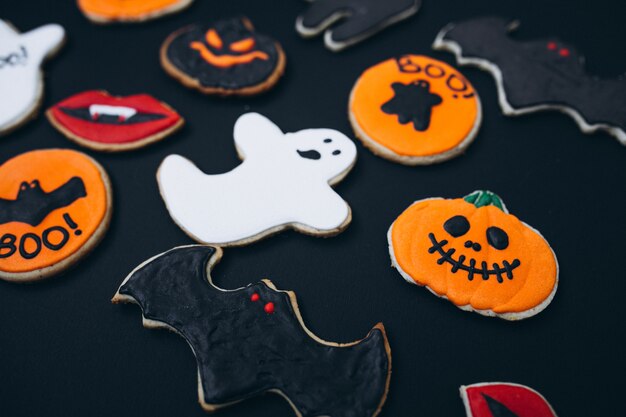 Biscoitos de gengibre caseiro decorado de Halloween