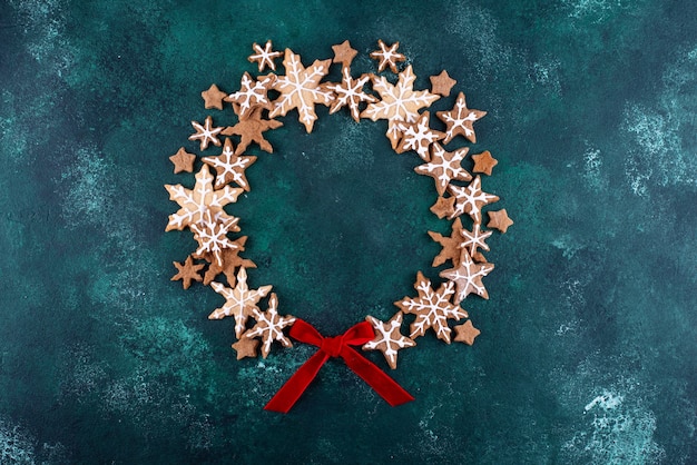 Biscoitos de gengibre de natal em forma de floco de neve Foto Premium