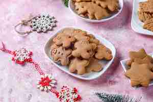 Foto grátis biscoitos de gengibre deliciosos caseiros.