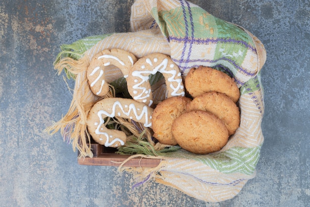Biscoitos de gengibre e biscoitos na cesta de madeira. foto de alta qualidade