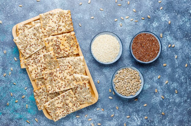 Biscoitos de lanche com semente de girassol, semente de linho, sementes de gergelim, vista superior