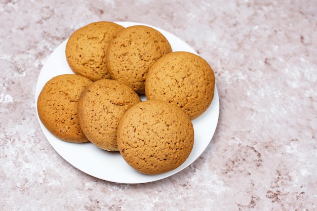 Biscoitos de manteiga de amendoim estilo americano sobre fundo concreto claro.