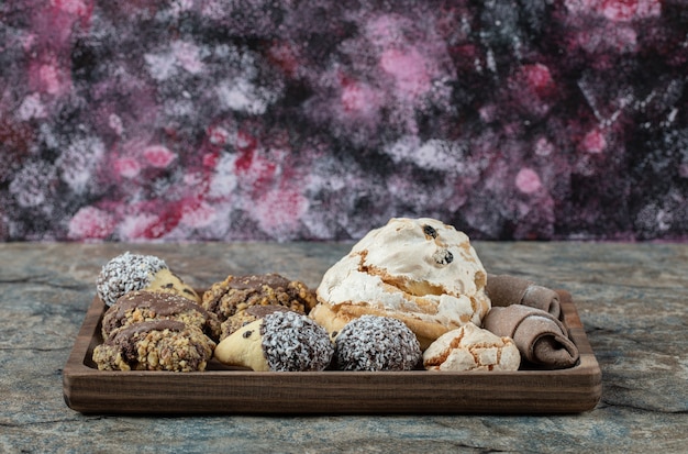 Biscoitos de manteiga e chocolate em uma travessa de madeira.