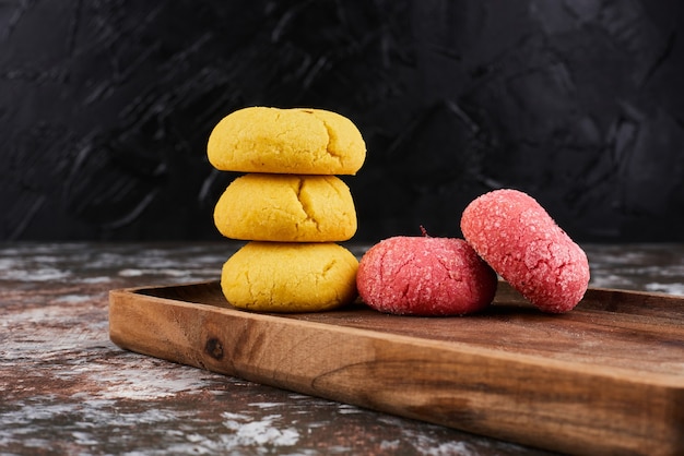 Biscoitos de manteiga rosa e amarelos.