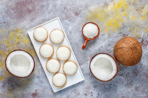 Biscoitos de marshmallow de coco com metade de coco, vista superior