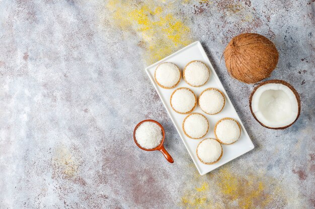 Biscoitos de marshmallow de coco com metade de coco, vista superior