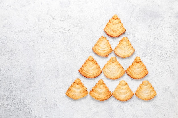 Biscoitos de massa folhada em forma de árvore de natal.