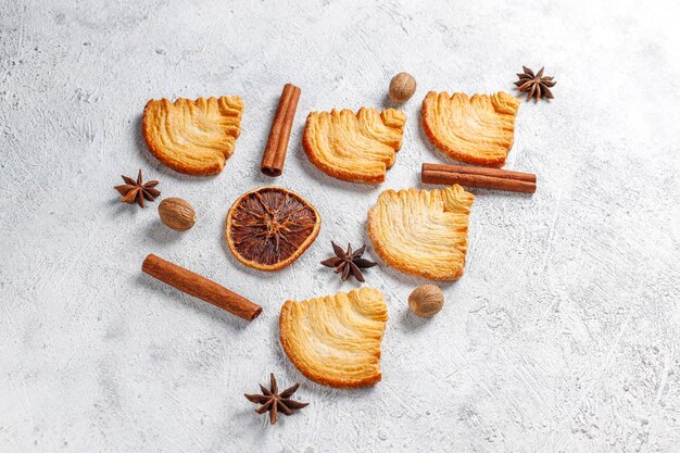 Biscoitos de massa folhada em forma de árvore de Natal.