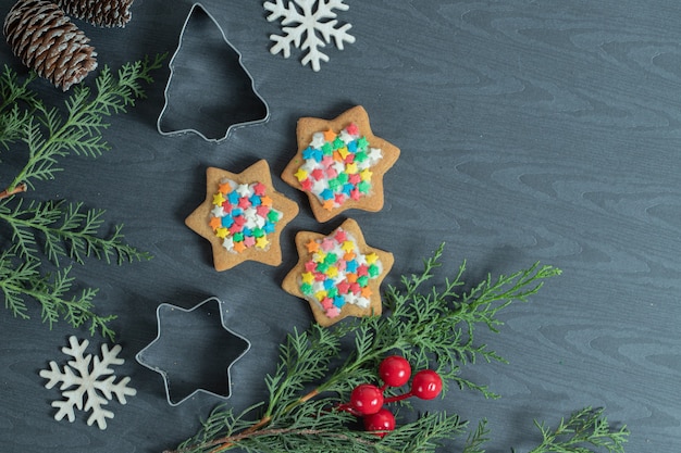 Foto grátis biscoitos de natal caseiros com decorações de natal.