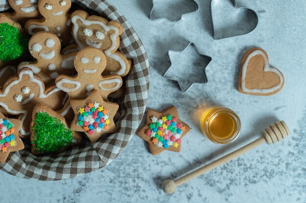 Biscoitos de Natal caseiros frescos na cesta.