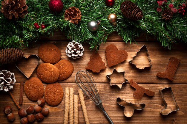 Biscoitos de Natal com utensílios de vista superior