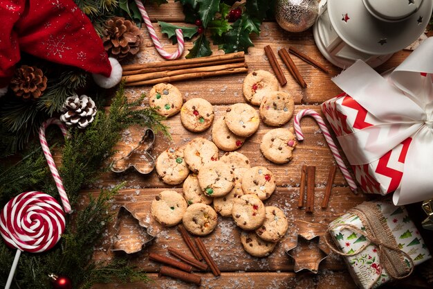 Biscoitos de Natal de vista superior com fundo de madeira