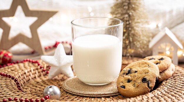 Biscoitos de natal e copo de leite para o papai noel no fundo desfocado de férias